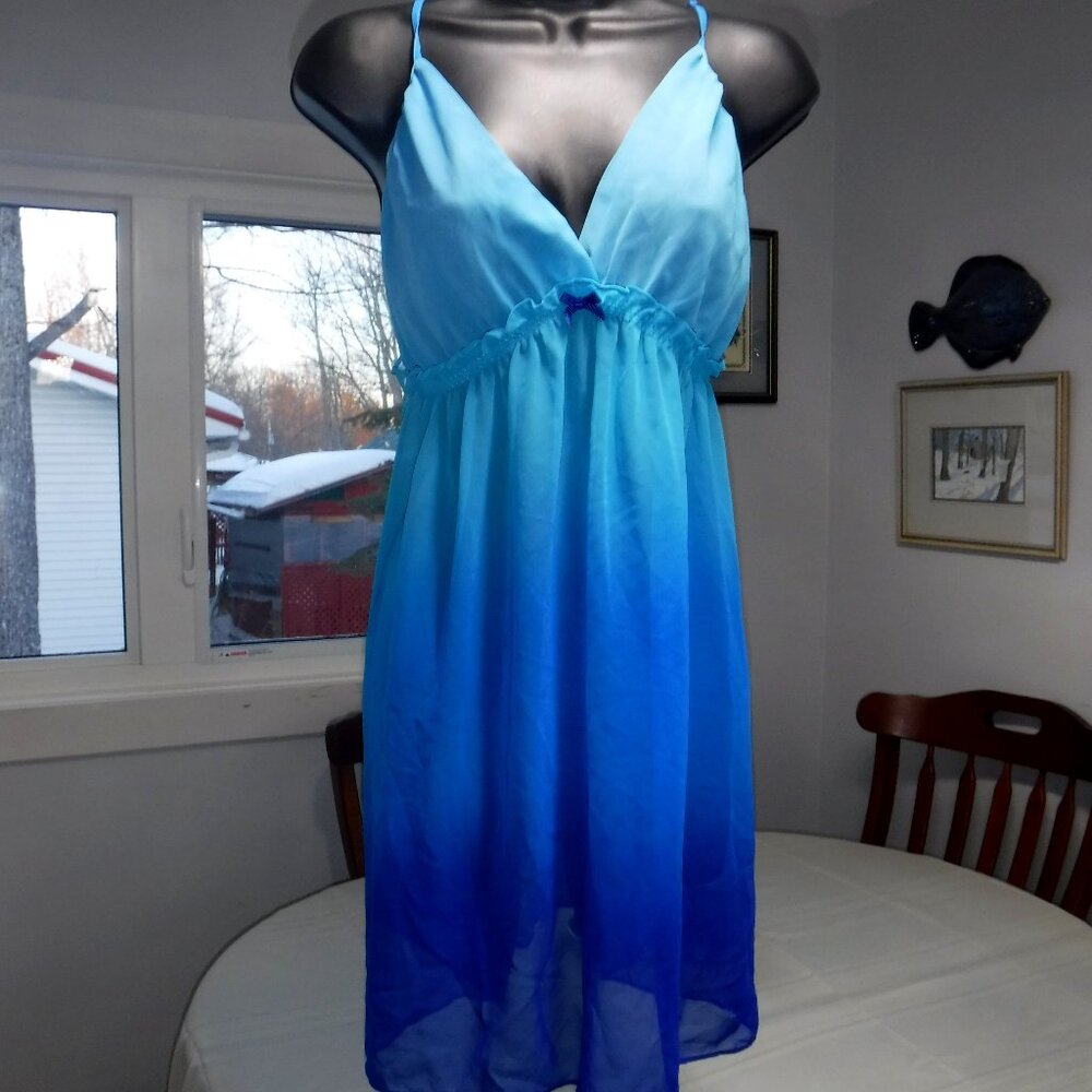Gorgeous Ombre Blue negligée in size US XXL by Gillian & O'Malley.
